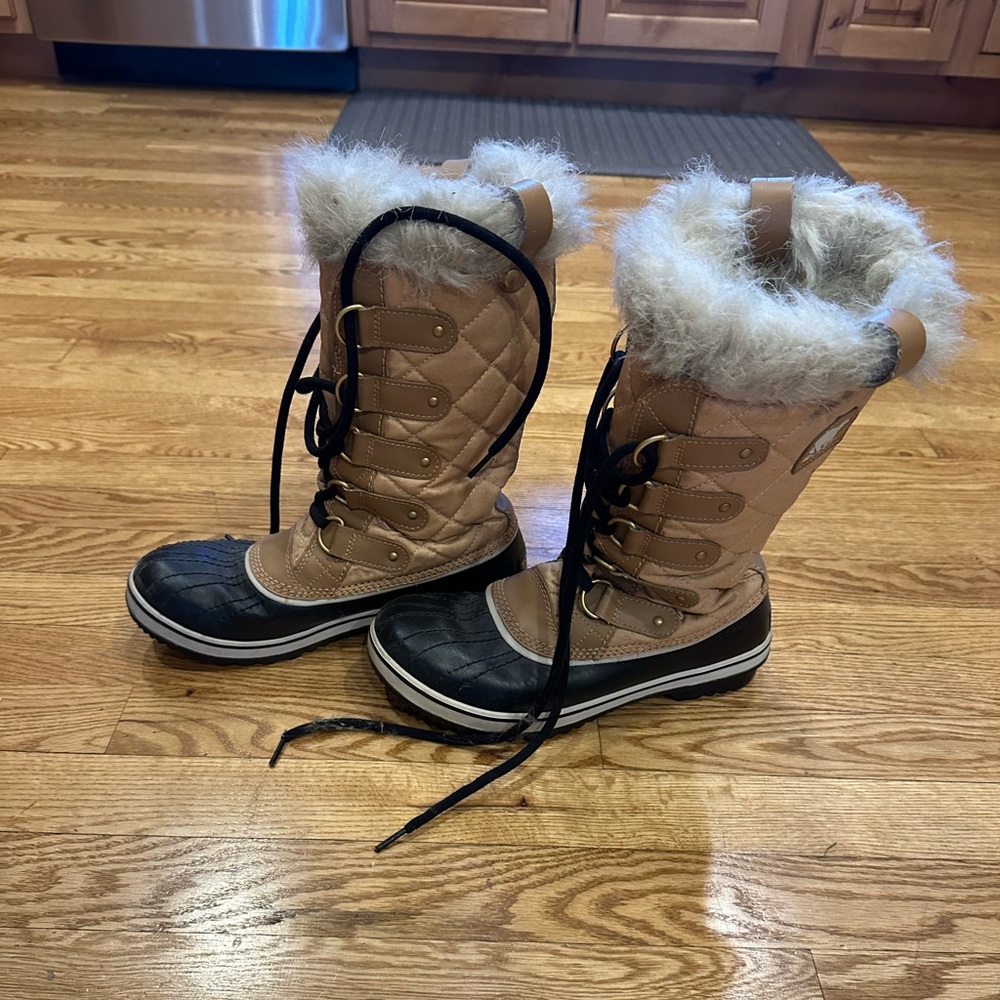 Size 7.5 women’s Sorel snow boots